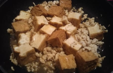 鶏ミンチを戻して水溶き片栗粉を入れた写真