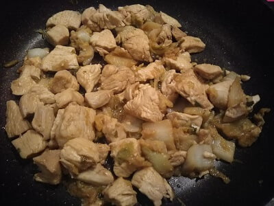 フライパンで炒めポン酢を入れて煮詰めた写真