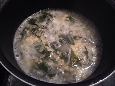 オートミールと乾燥わかめを入れて柔らかくなるまで煮た写真