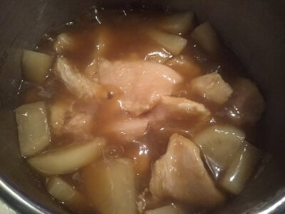 片栗粉をつけて鶏むね肉を入れて煮る写真