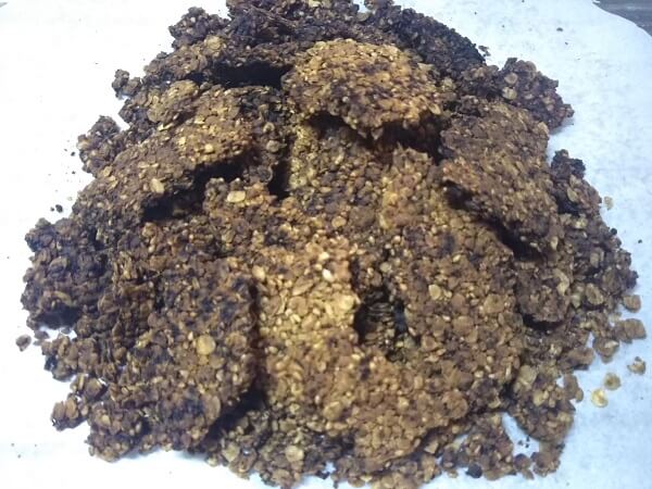 オーブンで焼いて冷蔵庫で冷まして割った写真