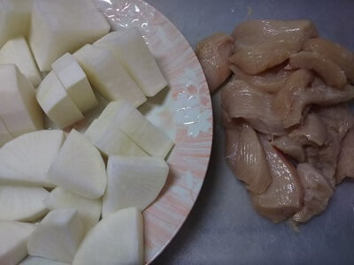 鶏むね肉と大根を切った写真