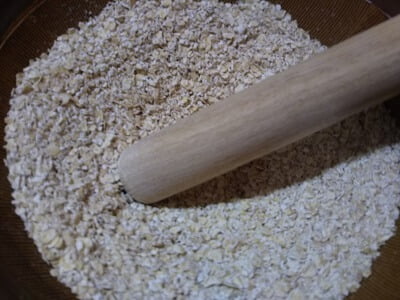 オートミールを粉にした写真