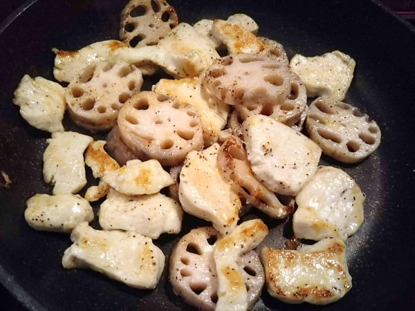 鶏むね肉とれんこんを焼いた画像
