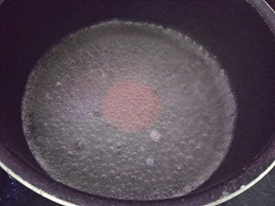 水に鶏ガラスープの素を入れ沸騰させた写真