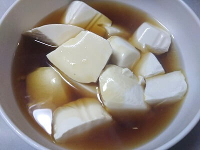 湯切りした豆腐の上にあんをかけた写真