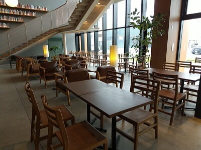 ツタヤブックストア霧島スタパのイートインスペースの写真