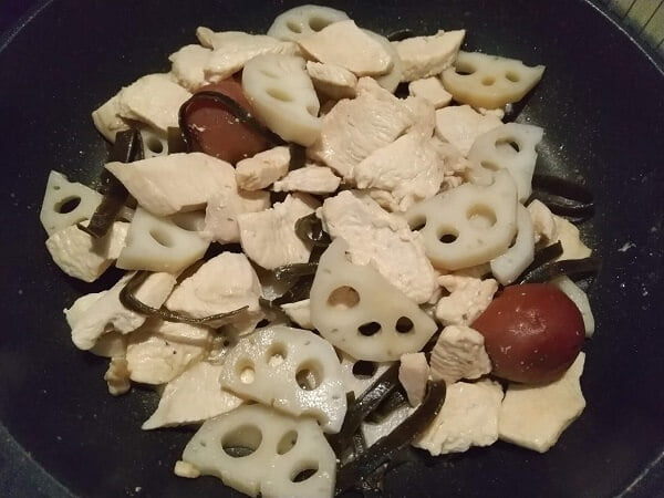 しょうゆを入れて煮込む写真