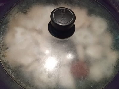 蓋をして煮込む写真