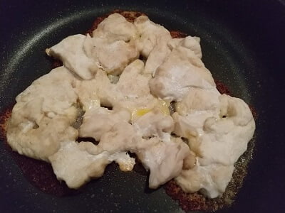 とろけるチーズの上に鶏むね肉を乗せて焼いた写真