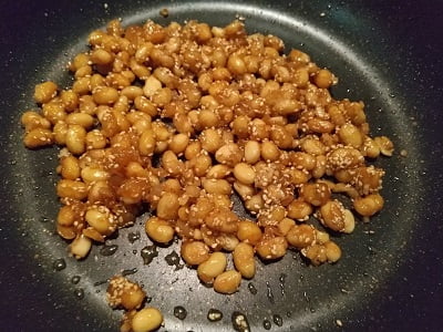 揚げ焼きにして調味料を入れ煮詰めた画像