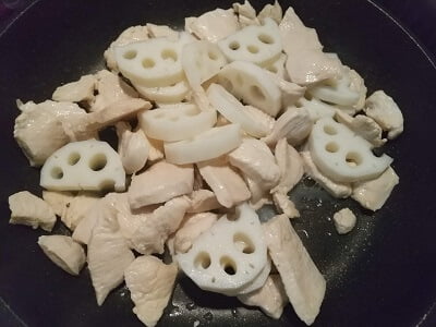 鶏むね肉とレンコンを炒めた写真