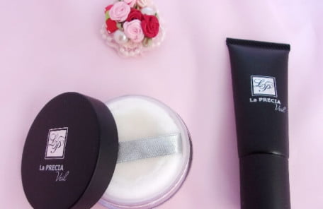 ラ・プレシアリキッドファンデーションとルースパウダーの写真