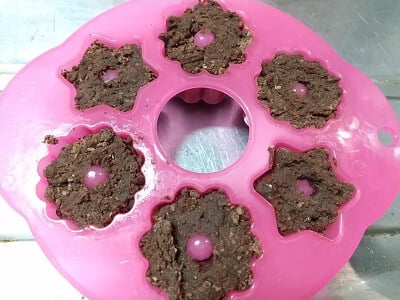 材料を混ぜて型に入れた写真