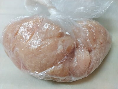 鶏むね肉と調味料を袋に入れて混ぜた写真