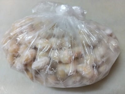 ポリ袋に大豆と片栗粉を入れて振った画像