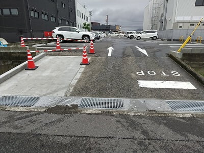 ツタヤブックストア霧島の裏の出入り口の写真