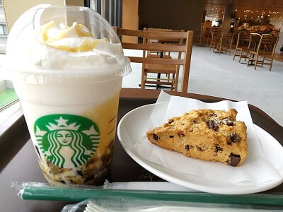 TSUTAYA BOOKSTORE 霧島のバタースコッチコーヒージェリーフラペチーノとメルティチョコナッツスコーンの写真