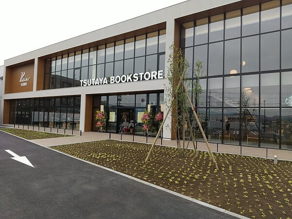 TSUTAYA BOOKSTORE 霧島の第1駐車場側の外観の写真