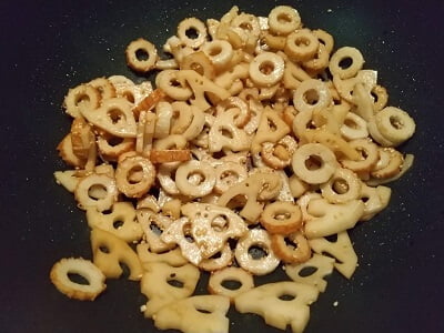 フライパンで焼いて調味料を入れて味を付けた写真