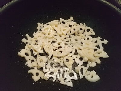 ちくわと水煮たけのこを食べやすい大きさに切った写真