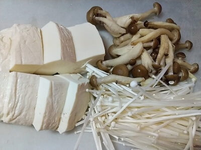 豆腐は水切りしてしめじとえのきを切った画像
