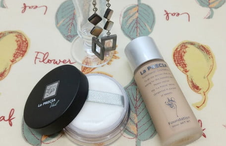 ルースパウダーとラプレシアファンデーションの写真