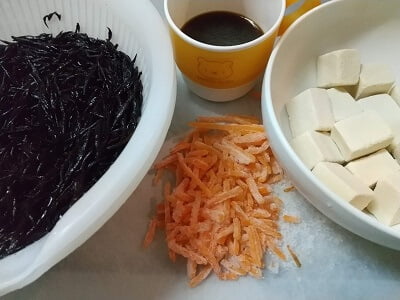 ひじき、高野豆腐を戻しにんじんと調味料を準備した写真