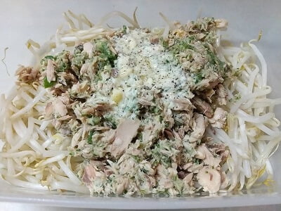 もやし、混ぜたさばとツナ、混ぜたソースの順でかけた写真