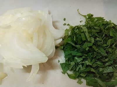 たまねぎと大葉を切った画像