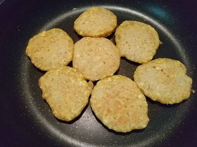 材料を全部混ぜフライパンで焼く写真