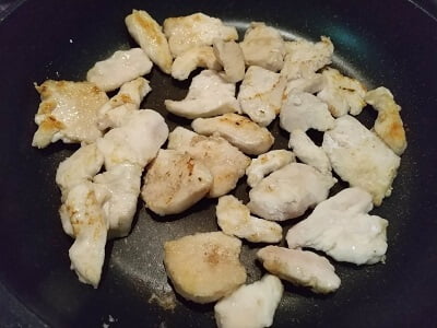 鶏むね肉をフライパンで炒めた写真