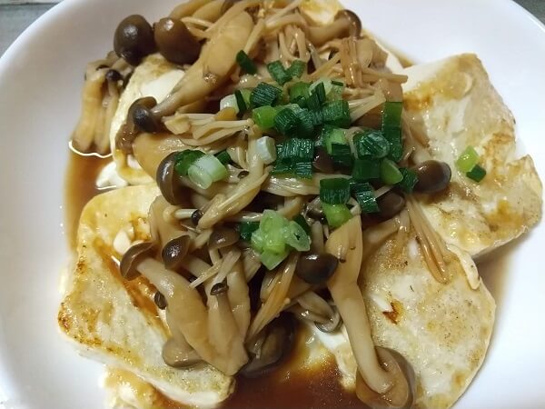 Sprinkle boiled shimeji mushrooms and enoki mushrooms on top of baked tofu