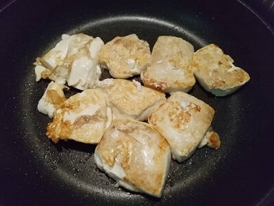 豆腐をフライパンで焼く画像
