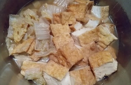 準備した材料を鍋で煮た写真