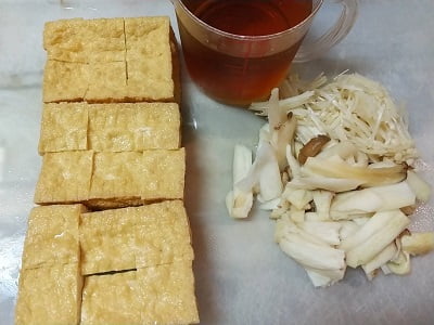 調味料を合わせて材料を食べやすい大きさに切った写真