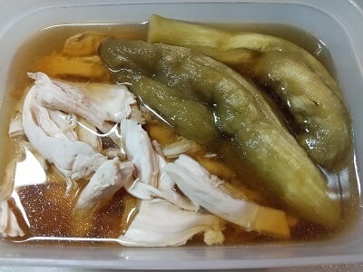 だし汁に漬けこむ写真