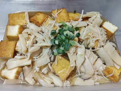 厚揚げの上からきなこあんをかけた写真