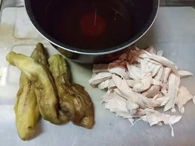 なすと鶏むね肉の下準備をし煮立たせたダシの写真