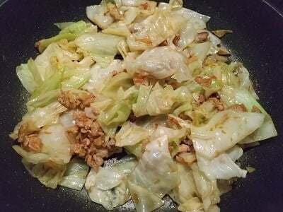 きゃべつも入れしんなりしたらオイスターソースも入れて炒める