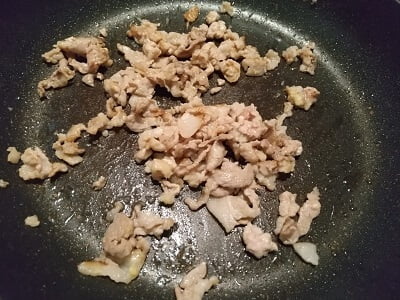 フライパンで豚こま肉をいため生姜も入れる