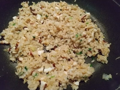 フライパンで材料を炒めしょうゆで味付けした写真