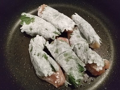 大葉を巻いて片栗粉をつけフライパンで焼く写真