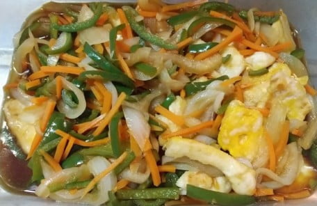 焼いた鶏むね肉の上に煮詰めた南蛮のタレをかけた写真