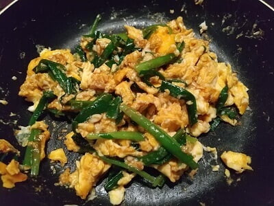 ニラを焼いて卵を戻し味をつけた写真