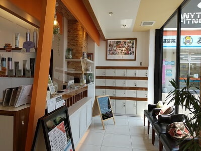 アース美容室の受付カウンターの待合席の写真