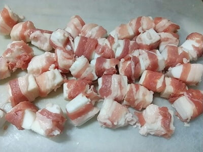 はんぺんに豚肉を巻いて切った写真