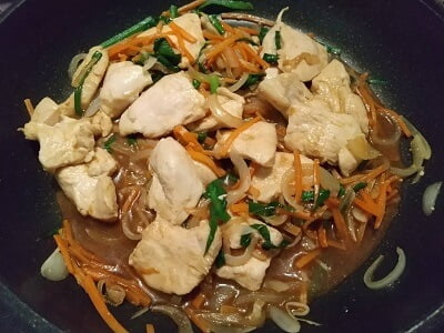 鶏むね肉に火が通ったらニラを入れて味付けをした写真