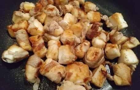 Bake in a frying pan and add ponzu sauce.