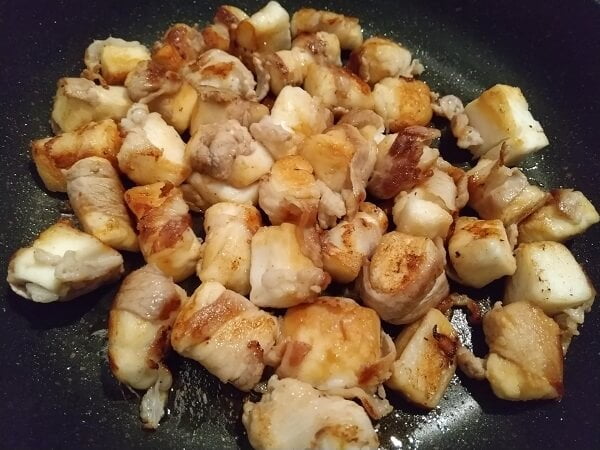 Bake in a frying pan and add ponzu sauce.
